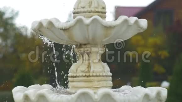 在有花纹的石碗里用流动的水工作喷泉视频的预览图