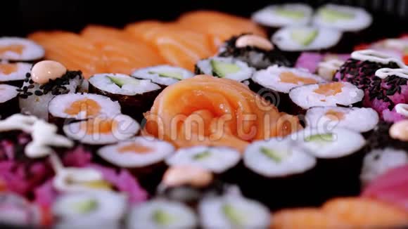 盘子里的大寿司视频的预览图