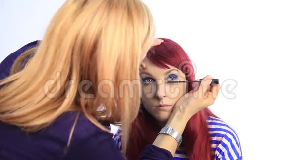 专业化妆师染画模特的眼睛造型师画睫毛视频的预览图