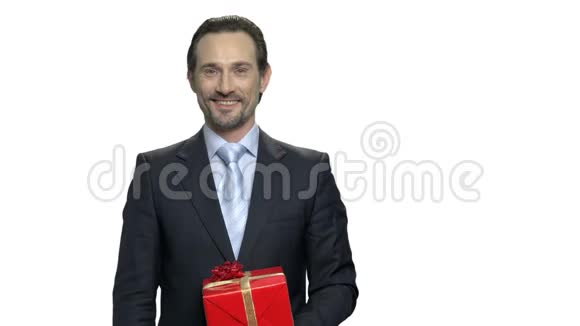 商人赠送礼品盒的肖像视频的预览图