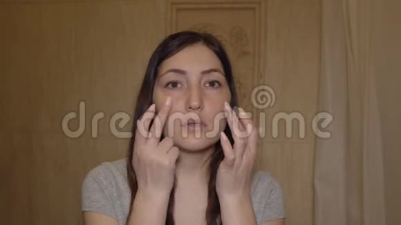 女人在脸上涂奶油皮肤护理视频的预览图