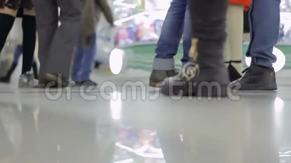 腿去购物中心视频的预览图