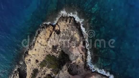 空中观景波浪撞击岩石从鸟瞰危险岩石海浪4K鸟的视野视频的预览图