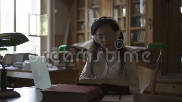戴圆杯听音乐的亚裔女生视频的预览图