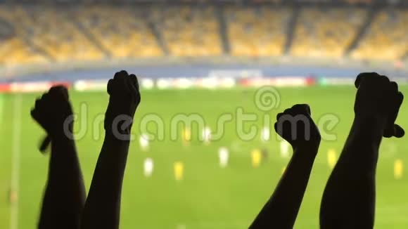 足球迷们的手竖着大拇指人们不高兴视频的预览图