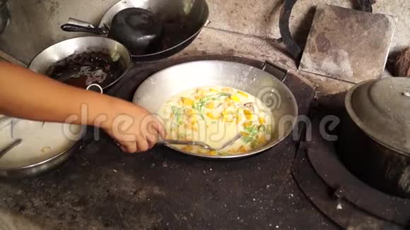 女人用椰奶在肮脏的厨房里用老式的方式煮南瓜视频的预览图
