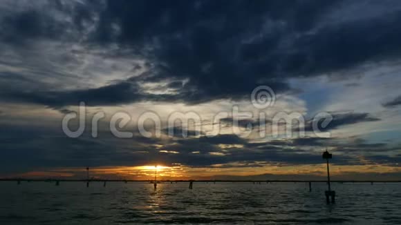 威尼斯意大利2018年7月7日从海上看日落在水面上靠近威尼斯群岛博拉诺视频的预览图