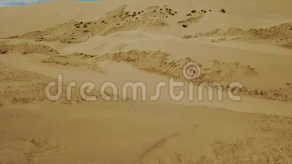 戈壁沙漠中的沙丘无人驾驶飞机射击视频的预览图