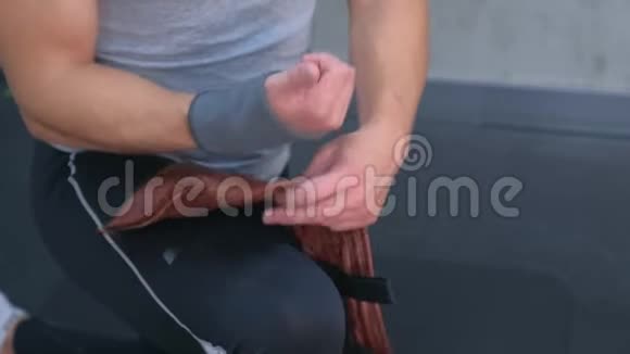 运动员把固定器放在手边准备在健身房进行肌筋膜伸展视频的预览图