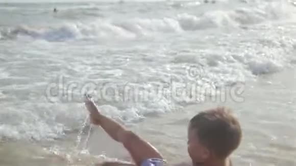 小活泼快乐的男孩儿子在海里游泳视频的预览图
