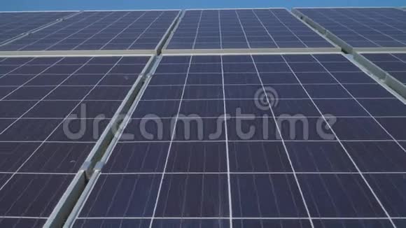 关闭太阳能发电站的太阳能电池板视频的预览图