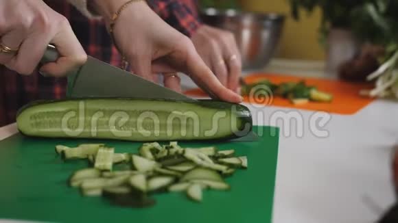 两个女人在厨房里切蔬菜做沙拉特写镜头视频的预览图