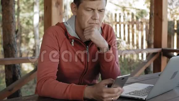 一个成熟的男人正在大自然中的户外工作在他的假期里年老的森林人用他的笔记本电脑发电子邮件视频的预览图