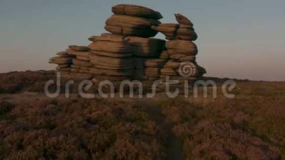 在英国德比郡山顶区国家公园的德温特边缘发现的车轮石上美丽的日落视频的预览图