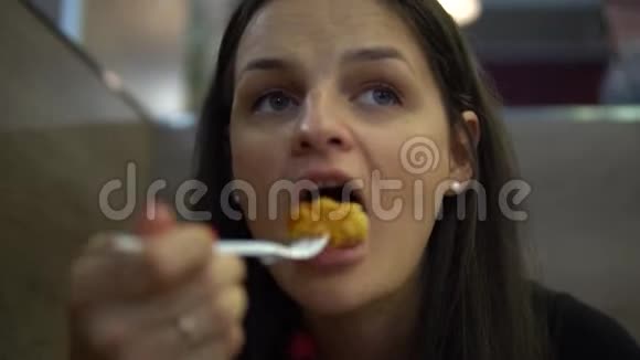 年轻女子在咖啡厅吃快餐鸡块视频的预览图