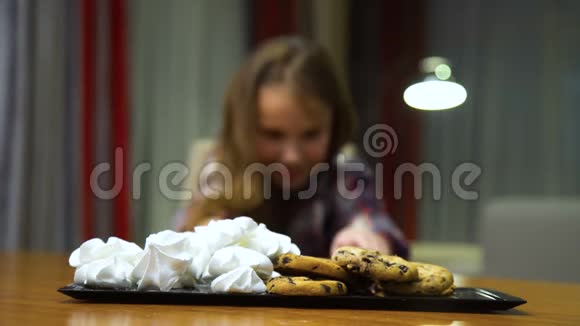 儿童营养不良习惯糖果诱惑视频的预览图