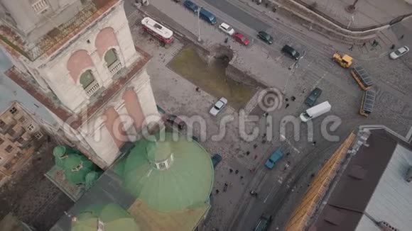 空中城市利沃夫乌克兰欧洲城市乘坐旅游电车到达市中心视频的预览图
