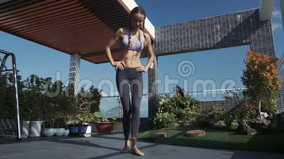 女孩的变化使身体向屋顶露台的地板弯曲视频的预览图