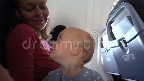 妈妈和她的孩子在飞机上视频的预览图