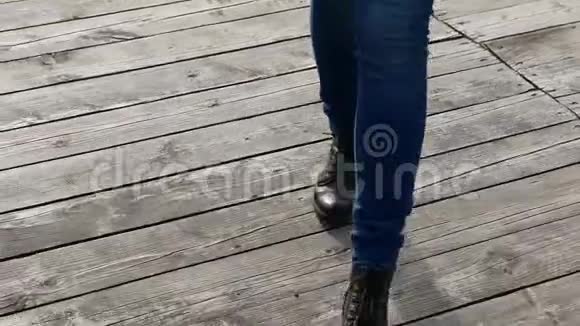 穿着黑色秋鞋蓝色牛仔裤的女人的腿视频的预览图