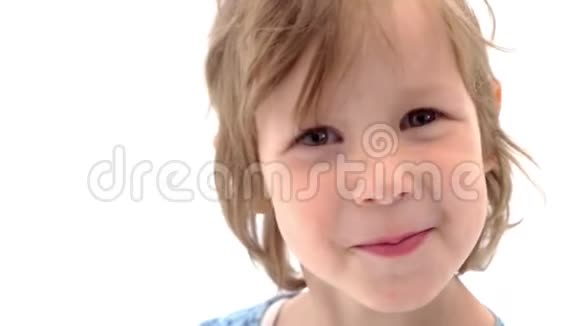 开朗的小女孩露舌快乐的童年观念视频的预览图