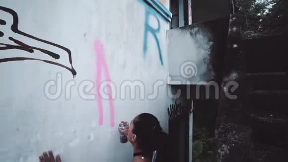 涂鸦艺术家女孩视频的预览图