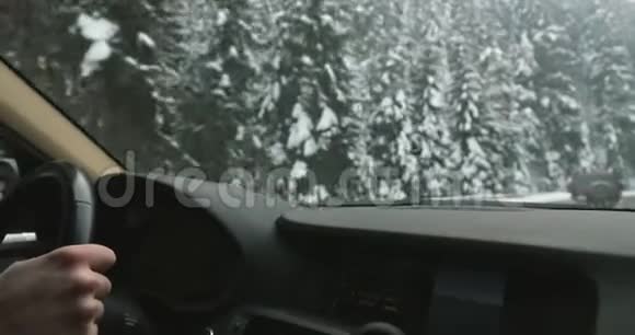 冬季在积雪覆盖的道路上驾驶4K超高清视频的预览图