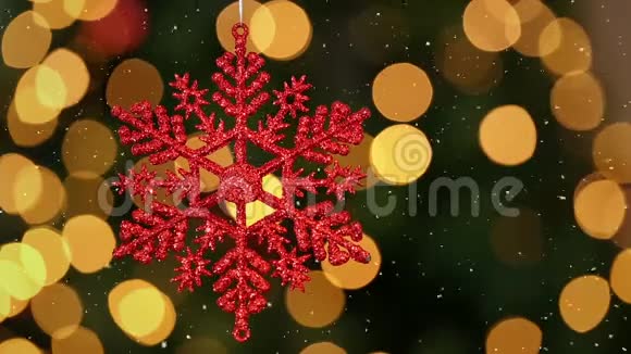 在模糊的圣诞树灯和雪花视频上雪花飘落的视频构图视频的预览图