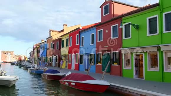 威尼斯布鲁诺意大利2018年7月7日布拉诺岛五颜六色的建筑许多五颜六色的房子船沿着视频的预览图