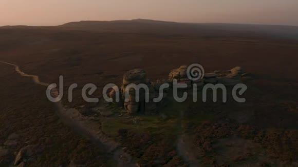 在英国德比郡山顶区国家公园的德温特边缘发现的车轮石上美丽的日落视频的预览图