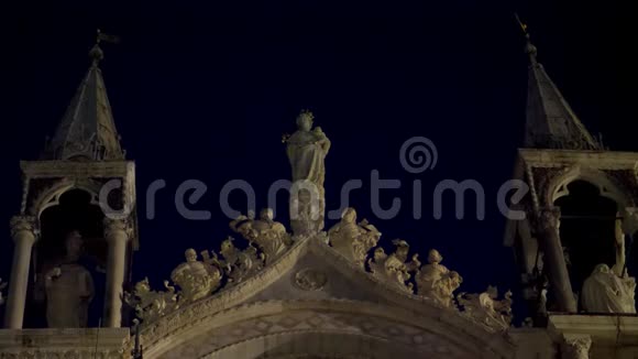 意大利威尼斯2018年7月7日美丽的装饰品和雕像圣马克巴西利卡的雕塑圣马可广场晚上视频的预览图