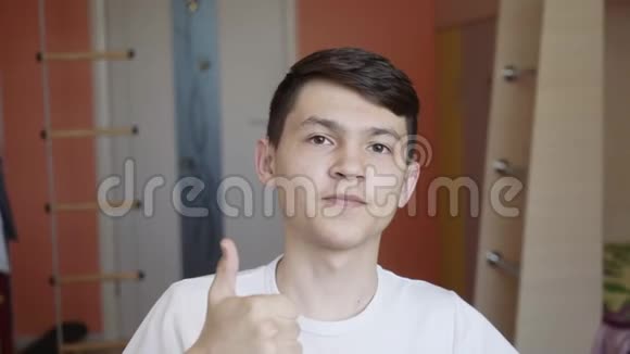 助听器中的青少年显示拇指向上的手势积极的人类情感面部表情身体视频的预览图