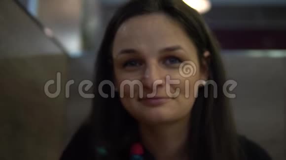 在餐馆里吃法国薯条的年轻女人脸部特写视频的预览图