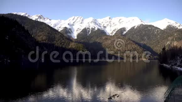 春天里萨高山湖的日落阿布哈兹时间推移视频的预览图