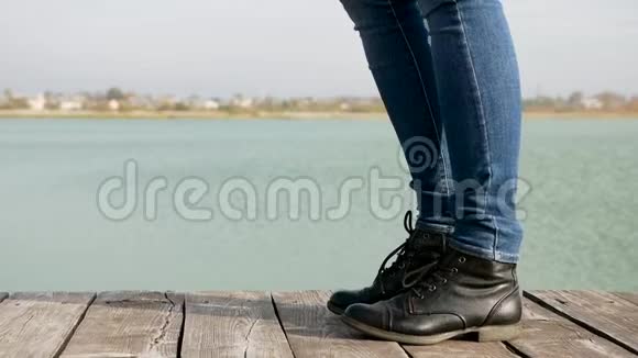 穿着黑色秋鞋蓝色牛仔裤的女人的腿视频的预览图