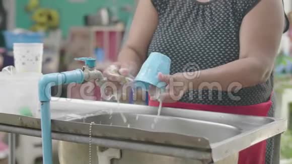 女人在厨房洗碗紧紧抓住女人的手家庭主妇洗碗视频的预览图