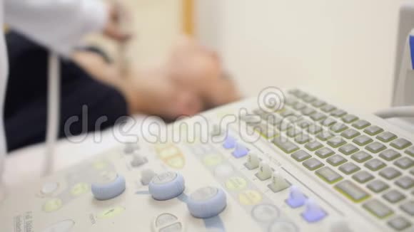 医生用超声波检查妇女喉咙视频的预览图