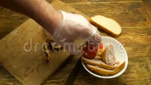 厨师用烟熏鸡胸肉准备三明治视频的预览图