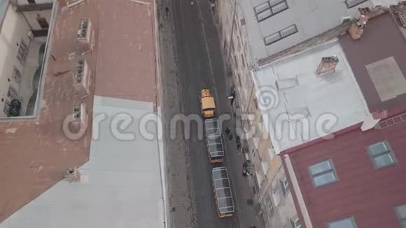 空中城市利沃夫乌克兰欧洲城市乘坐旅游电车到达市中心视频的预览图