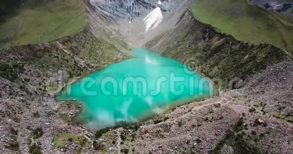 秘鲁Humantay湖位于安第斯山脉萨尔坎泰山上海拔5473米空中视频视频的预览图