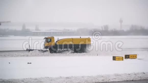 吹雪人清理机场跑道布拉格2019年2月4日视频的预览图