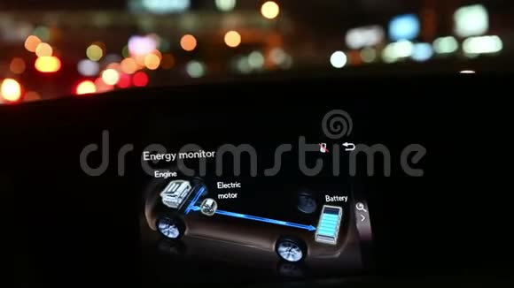 4K车车载显示器显示混合动力车的能量通量和电池充电水平视频的预览图