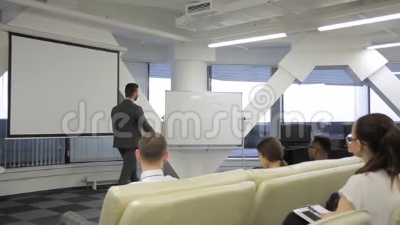 年轻演讲者在领导公司主持工作会议视频的预览图