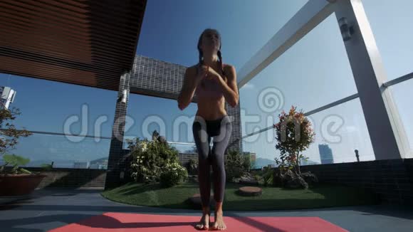 女人用双手抱着身体做运动视频的预览图