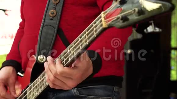 音乐家演奏低音吉他视频的预览图