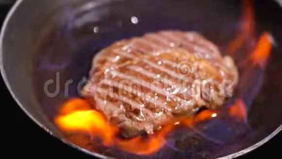 美味的牛排热腾腾的烧烤架慢动作视频的预览图