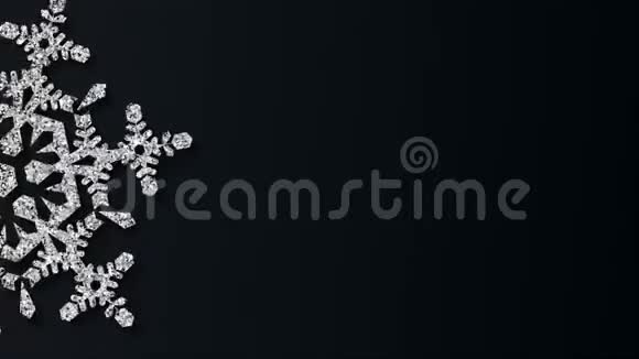 圣诞节银质地雪花在黑暗的背景上循环运动图形视频的预览图
