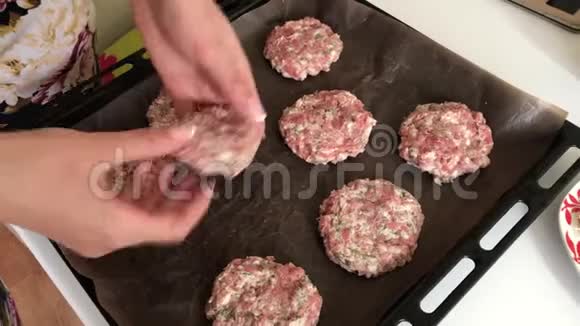 一个女人雕刻碎肉馅饼并把它们放在烤盘上碎肉牛排配土豆鸡蛋和奶酪烹饪视频的预览图