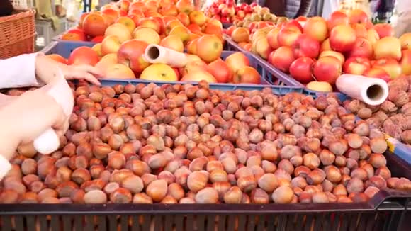 农民有机果品种的食品市场摊位视频的预览图