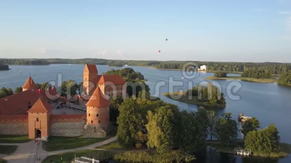 特拉凯的鸟瞰图热气球飞过立陶宛美丽的湖泊和岛屿附近的特拉凯城堡视频的预览图